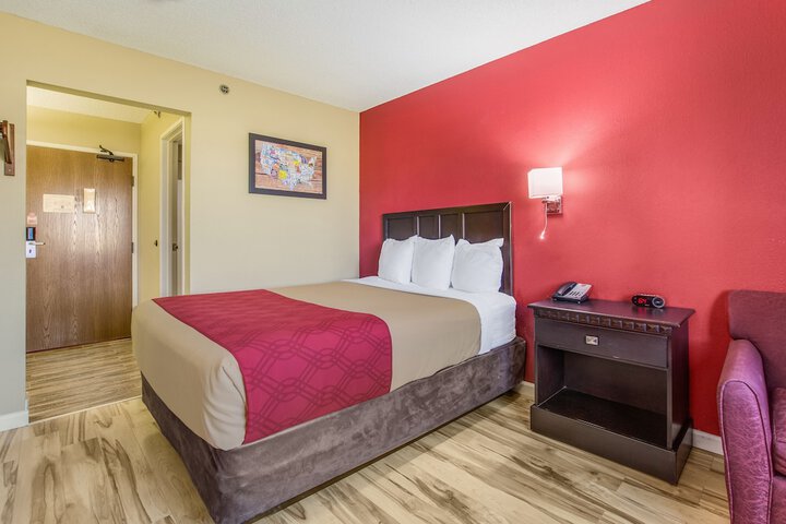 1 Queen Bed (1 of 16)