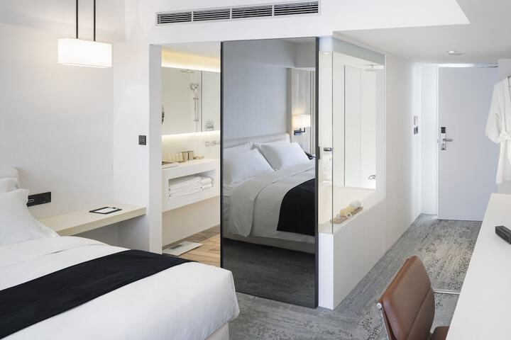 Room 6 of 28