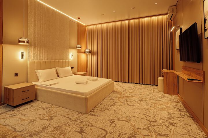 Room 8 of 16