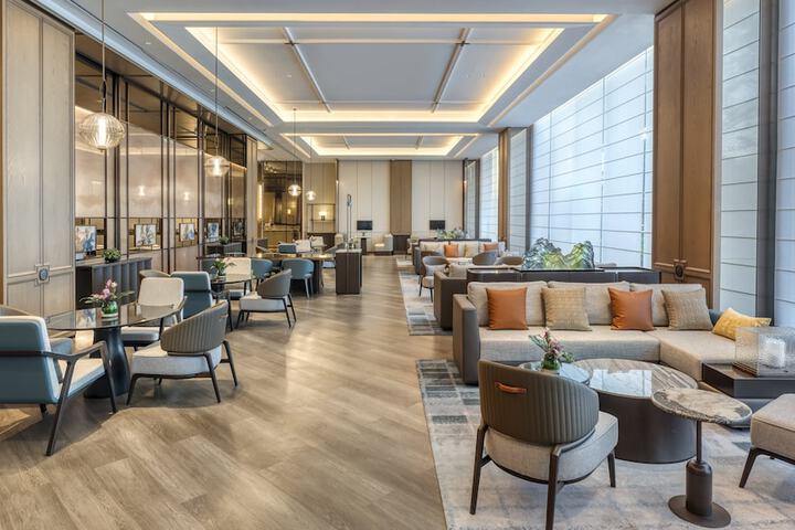 Lounge 17 of 21