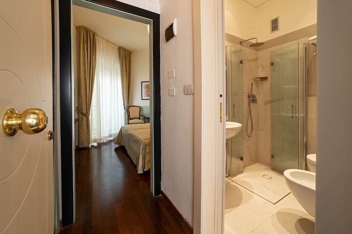 Room 2 of 33