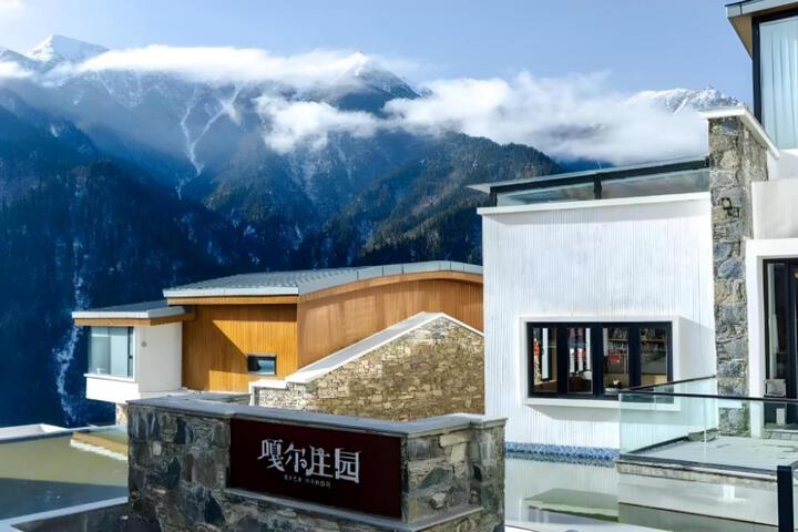 Exterior of Floral Lux Hotel·Dagu glacier gaer Manor Hotel