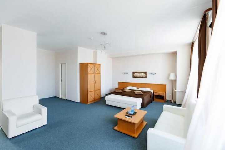 Room 19 of 102