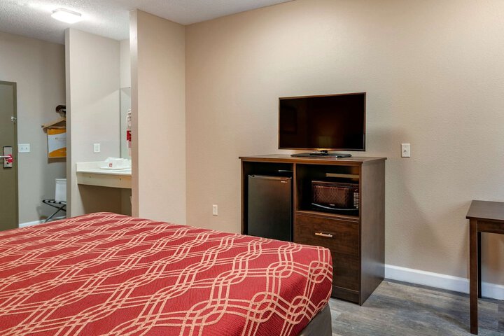 1 King Bed (2 of 7)