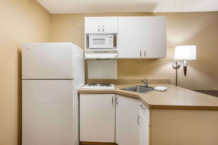 Studio Accessible Queen Size Bed (8 of 10)