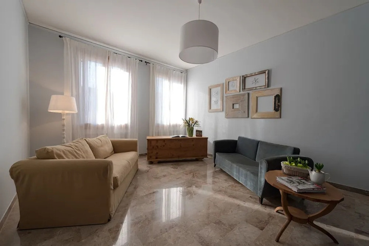 Room 3 of 10