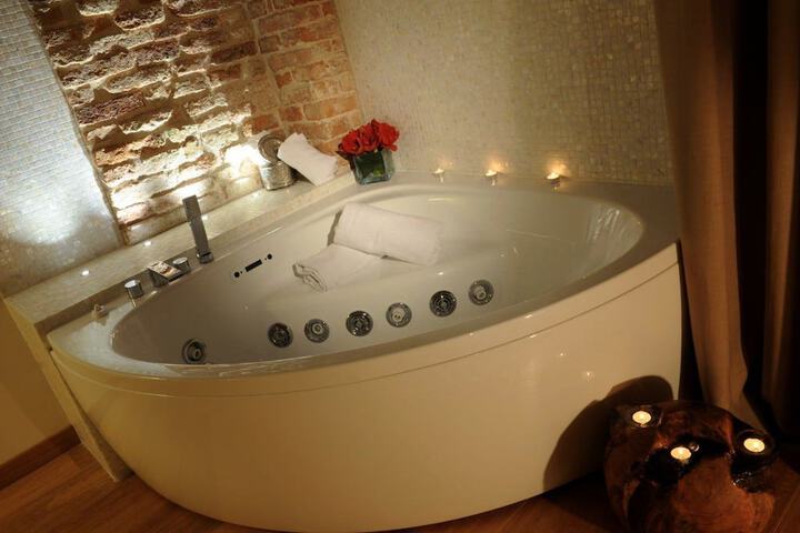 Jetted tub
