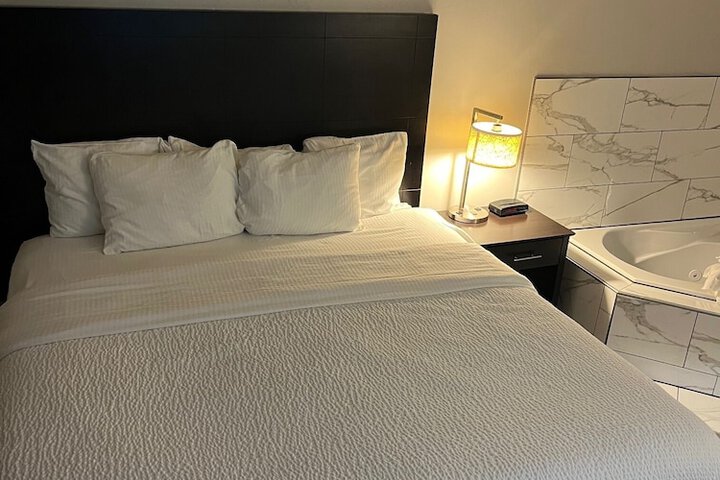 1 King Bed (3 of 17)