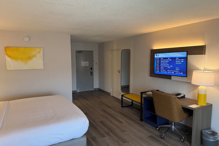 1 Queen Bed (10 of 10)