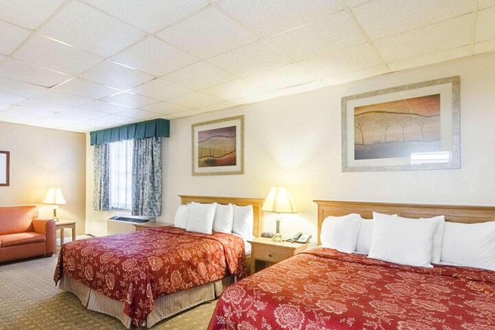 2 Queen Beds (5 of 6)