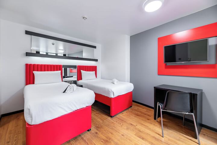 Room 42 of 100