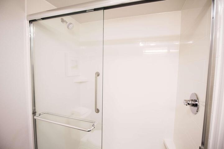 1 King Mobility Accessible with Tub (2 of 14)
