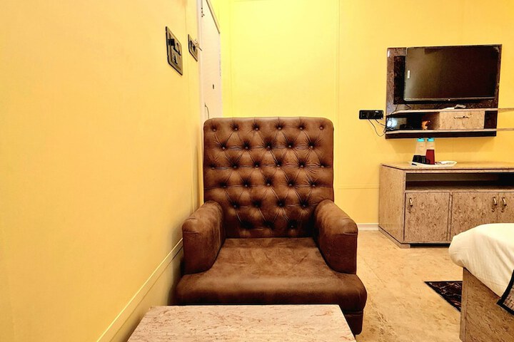 Room 9 of 13