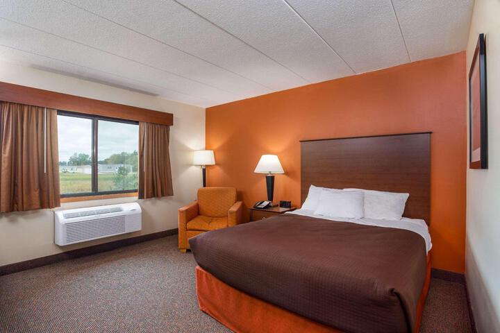 1 King Bed Deluxe Room (9 of 11)