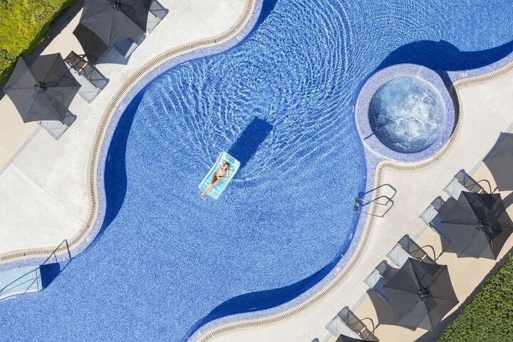 Hotel with Pool
