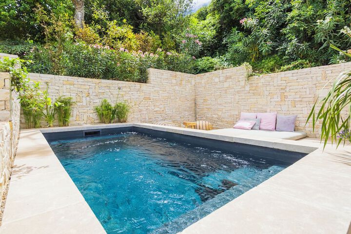 Pool 52 of 69