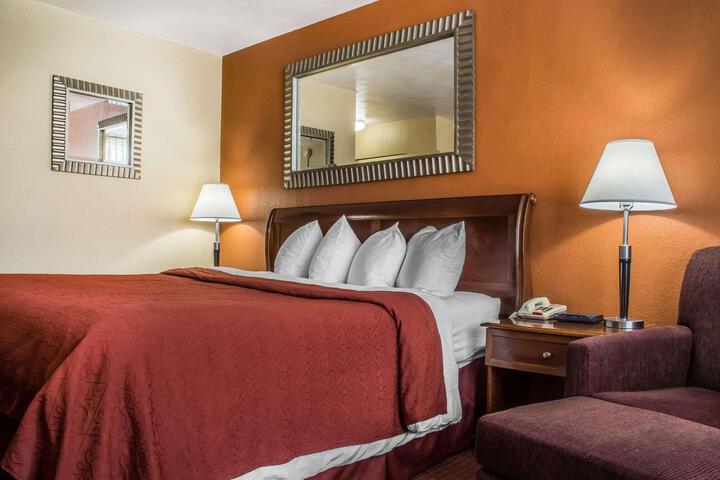1 King Bed (2 of 13)