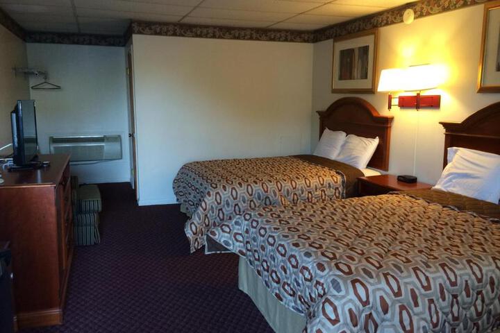 2 Queen Beds (1 of 9)