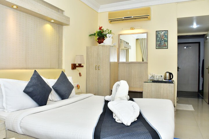 Room 9 of 33