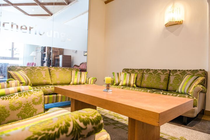 Lounge 100 of 112