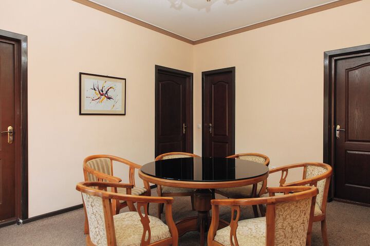 Room 32 of 83