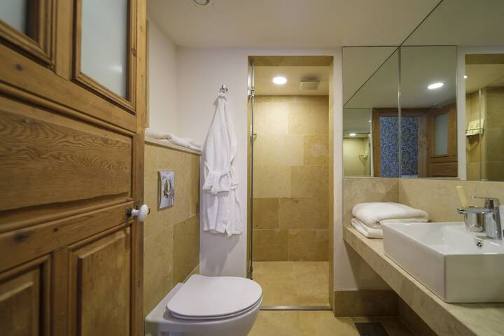 Room 70 of 108