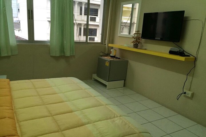 Room 6 of 28