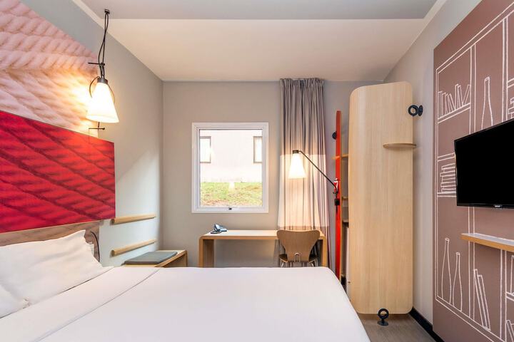 Room 10 of 43