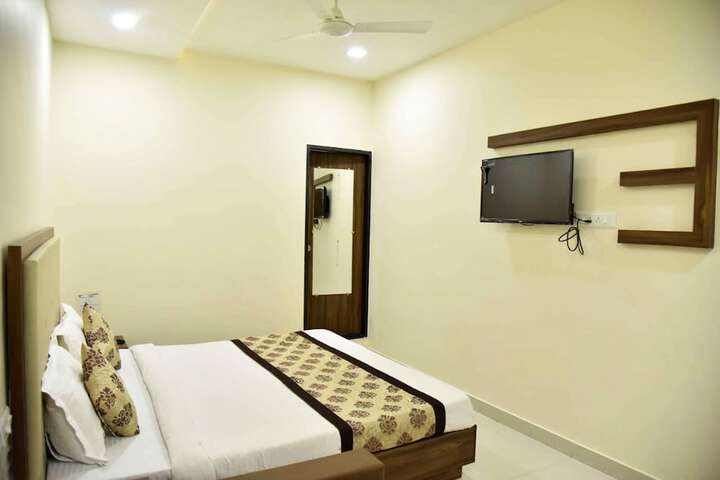 Room 14 of 32