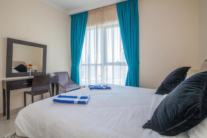 Waterside 4 bedroom Apt with Stunning Marina Views