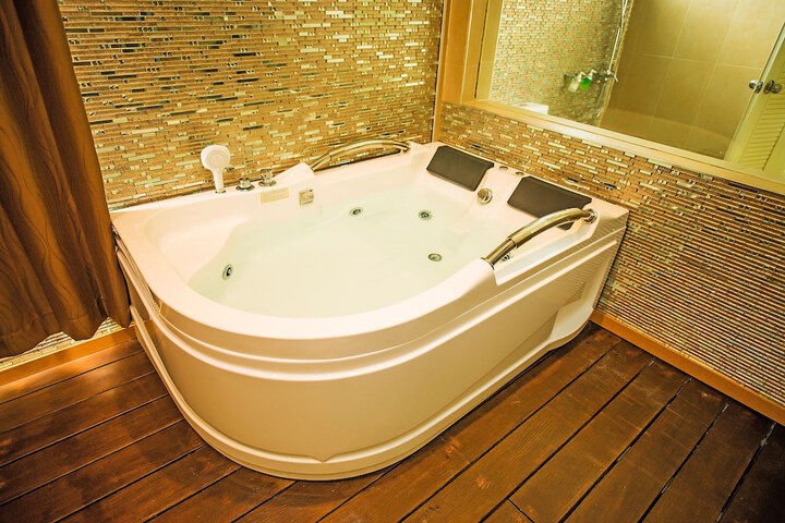 Hot Tub 40 of 59