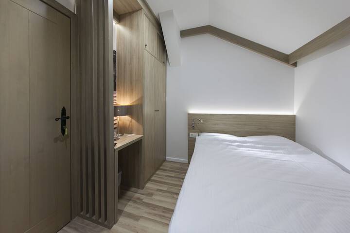 Room 6 of 70
