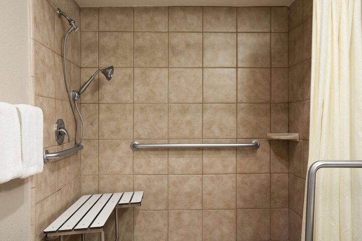 1 Queen Bed Mobility Hearing Impaired Accessible Room (13 of 15)
