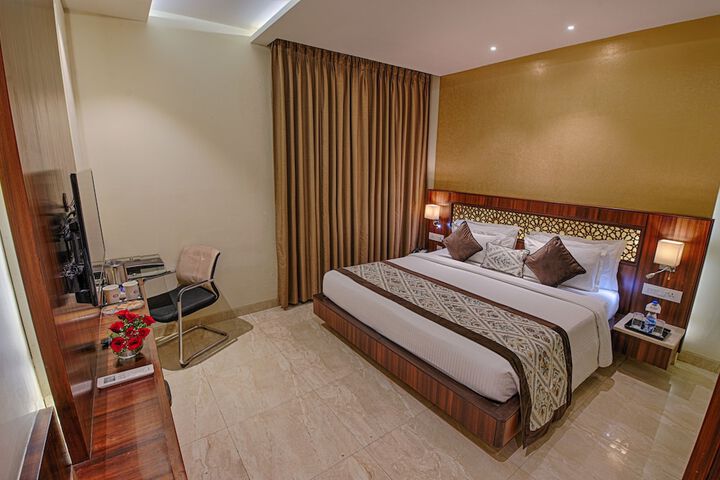 Room 13 of 28