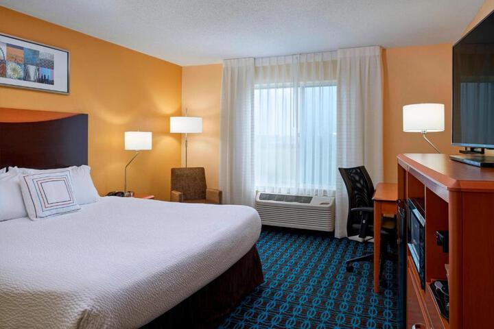 1 King Bed (4 of 9)