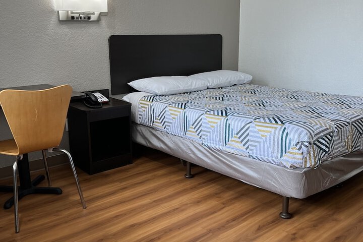 1 Queen Bed Refrigerator, Microwave (3 of 5)