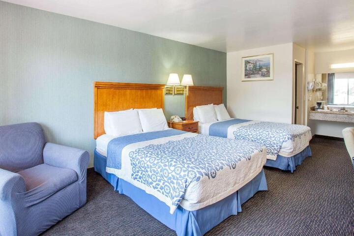 2 Queen Beds (3 of 9)