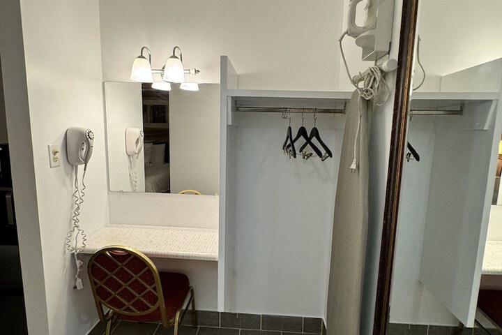 Room 6 of 19