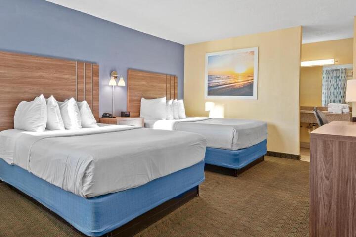 1 Queen Bed Mobility or Hearing Accessible Room Bathtub with Grab Bars (14 of 21)