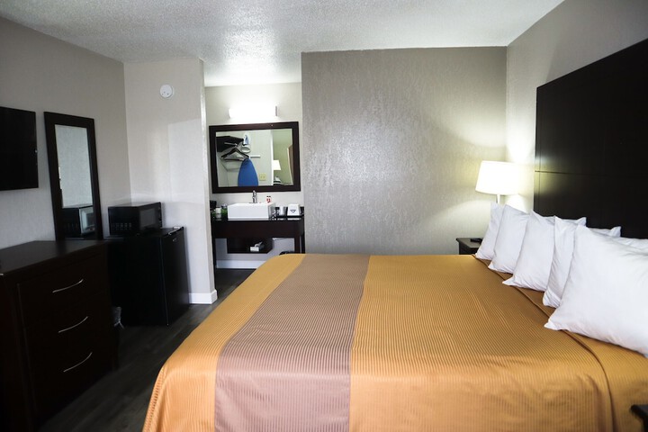 1 King Bed (12 of 17)