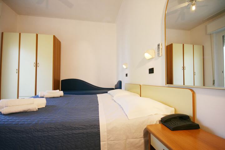 Room 11 of 27