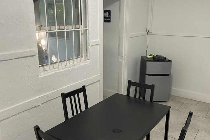 Room 6 of 10