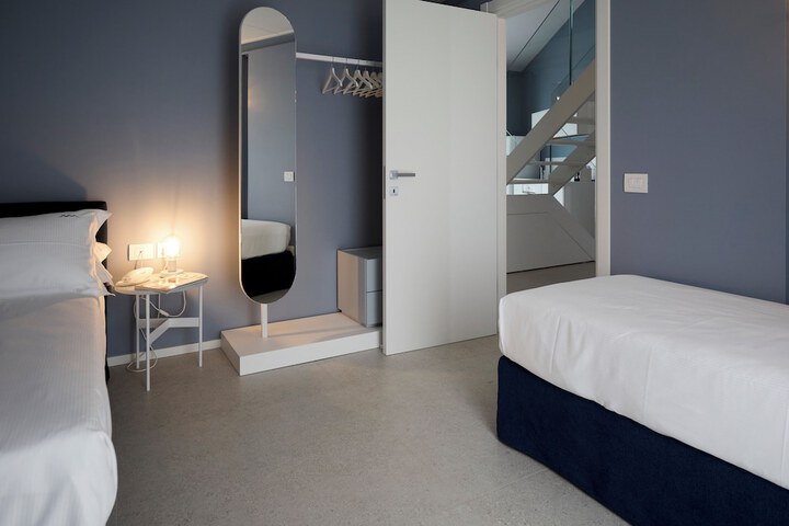Room 16 of 301