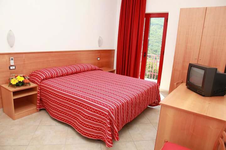 Room 2 of 28