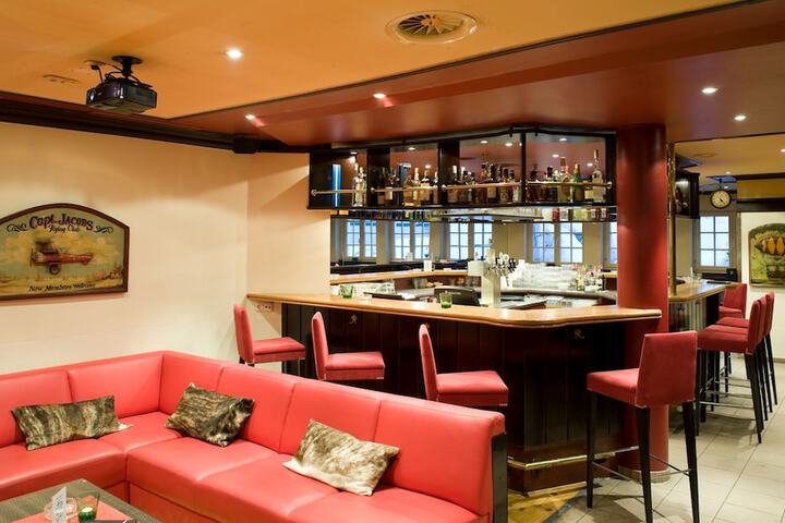Lounge 46 of 56