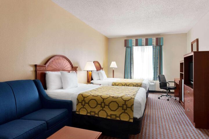2 Queen Beds (2 of 11)
