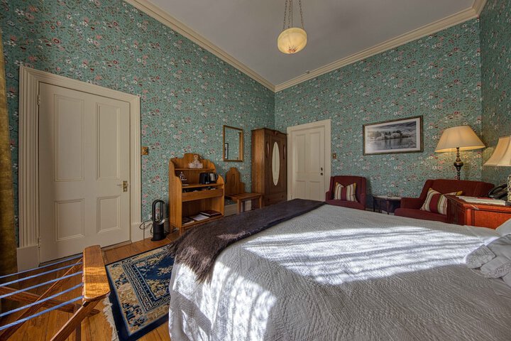 Room 13 of 119