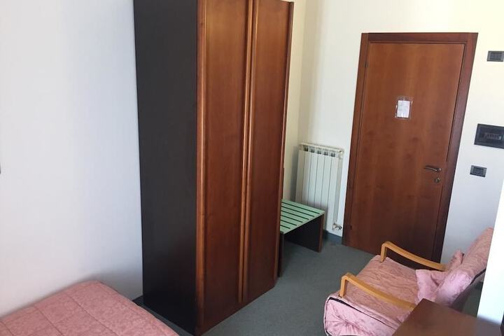 Room 8 of 18
