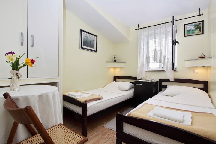 Room 3 of 32