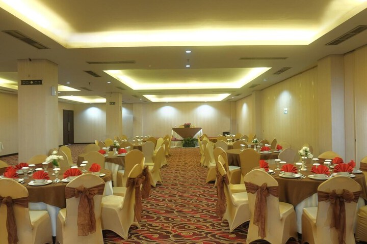 Ballroom/Hall 40 of 44